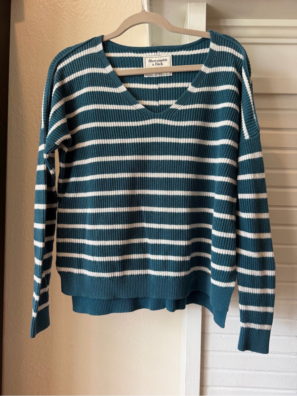 Abercrombie & Fitch Teal Blue Striped V-Neck Knit Sweater Size Medium